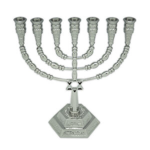 Mooi ontworpen zilver kleurige Menorah met Davidster klein model van 15 cm hoog en 13,8 cm breed