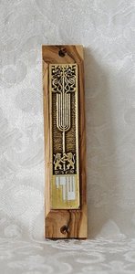 Mezuzah van olijfhout met Menorah, Leeuw van Judah en Shaddai in bronskleur