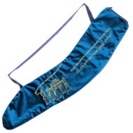 Shofar tas van soepel donkerblauw fluweel met de Ark van het Verbond en Hebreeuws/Engelse Bijbeltekst van Psalm 150:3