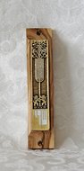 Mezuzah / Mezoeza van olijfhout met Menorah, Leeuw van Judah en Shaddai in bronskleur